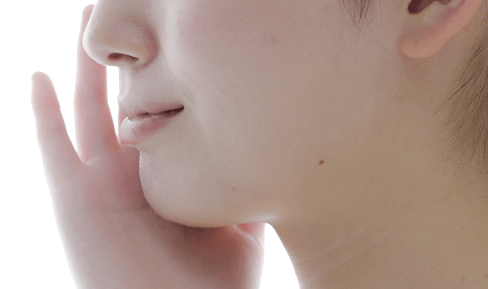 頬に触れる女性の顎の写真